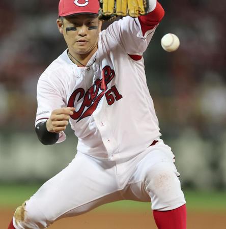 　８回、ミエセスの打球を失策する小園（撮影・田中太一）