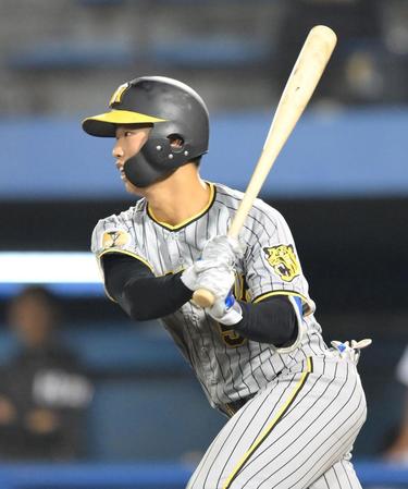 　６回、センターへ適時打を放つ百崎（撮影・伊藤笙子）