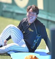 　笑顔を見せる村上（撮影・石井剣太郎）