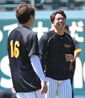 　西勇と話す村上（右）＝撮影・石井剣太郎