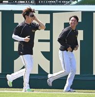 　西勇（左）とランニングする村上（撮影・石井剣太郎）