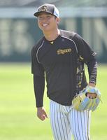 　キャッチボールする村上（撮影・石井剣太郎）