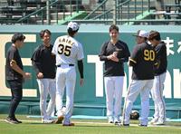 　練習前に集まる村上（左から２人目）ら（撮影・石井剣太郎）