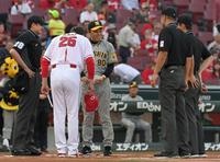 　メンバー表交換時に新井監督からあいさつを受ける岡田監督（撮影・市尻達拡）