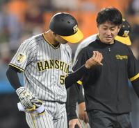 　５回、左手に死球を受け、交代する山田（左）＝撮影・伊藤笙子