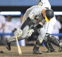 　５回、左手に死球を受けた山田（撮影・伊藤笙子）