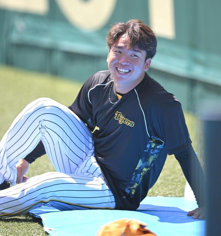 　笑顔を見せる村上（撮影・石井剣太郎）