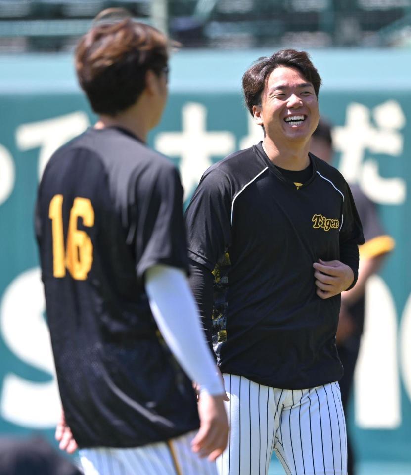 　西勇と話す村上（右）＝撮影・石井剣太郎