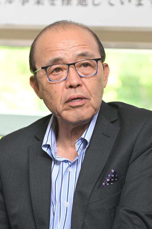 　取材に応じる岡田監督（撮影・石井剣太郎）