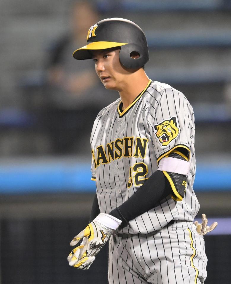 　５回、左手に死球を受け、顔をしかめる山田（撮影・伊藤笙子）