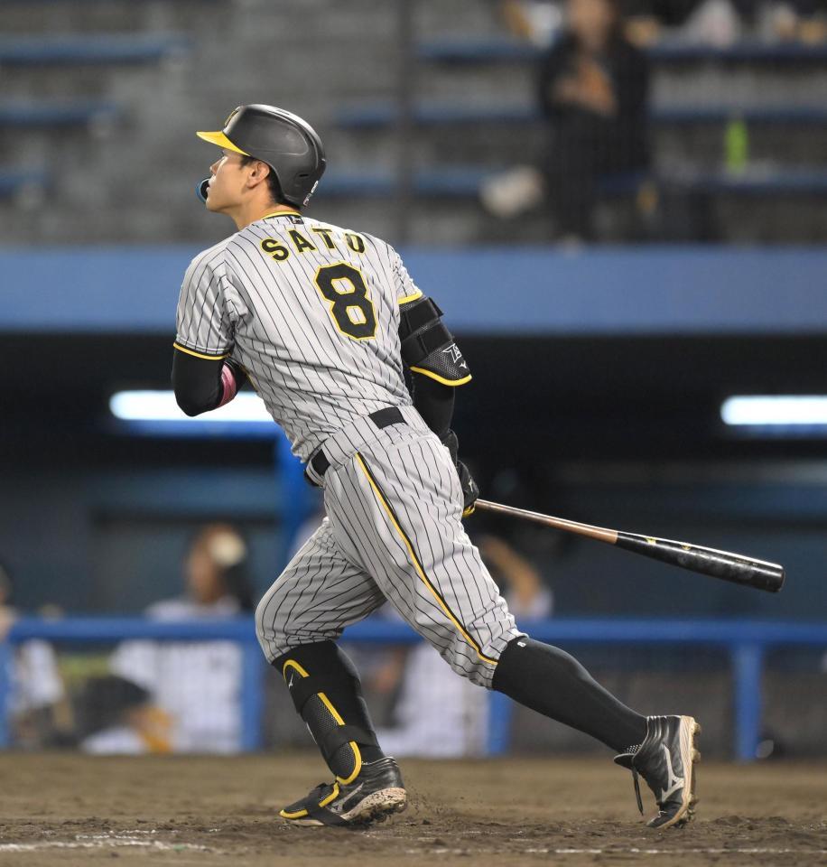 　７回、右越えソロを放つ佐藤輝（撮影・伊藤笙子）