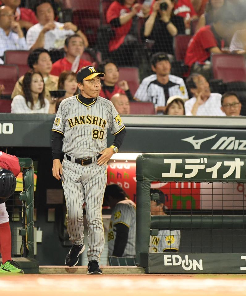 　選手交代を告げる岡田監督（撮影・市尻達拡）