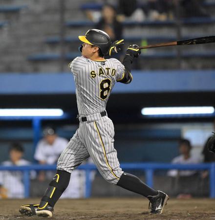 　７回、右越えソロを放つ佐藤輝（撮影・伊藤笙子）