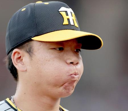 　１回、いきなり先制を許した村上は頬をふくらませながら引き揚げる