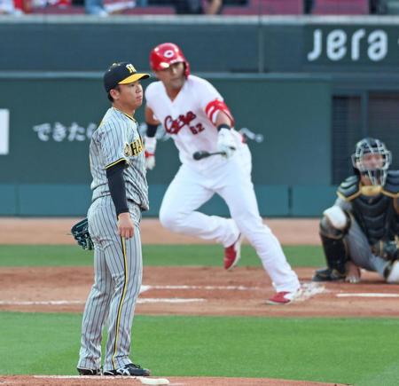 　２回、末包に二塁打を打たれる村上（撮影・立川洋一郎）