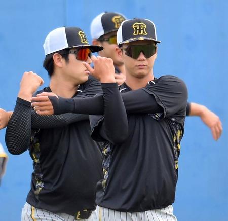 　前日の試合で死球を受けた左手にテーピングをしてグラウンドに姿を見せた山田（撮影・伊藤笙子）