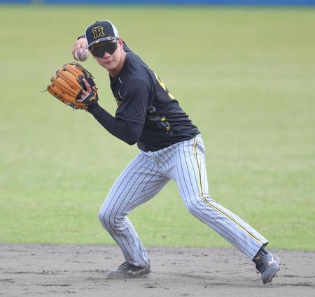 　試合前、守備練習をこなす山田（撮影・伊藤笙子）