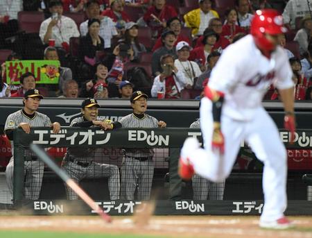 　９回、２死満塁で松山の打球に声を上げる岡田監督（左から２人目）＝撮影・市尻達拡