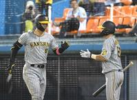 　右越えソロを放ち生還する佐藤輝