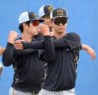 　前日の試合で死球を受けた左手にテーピングをしてグラウンドに姿を見せた山田（撮影・伊藤笙子）