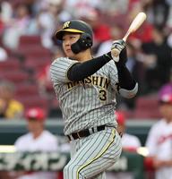 　１回、左前へ適時打を放つ大山（撮影・田中太一）