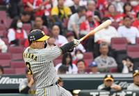 　１回、左前タイムリーを放った大山（撮影・市尻達拡）