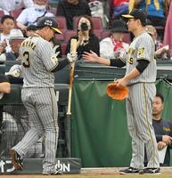 　３回、右犠飛を放った大山とタッチする大竹（撮影・市尻達拡）