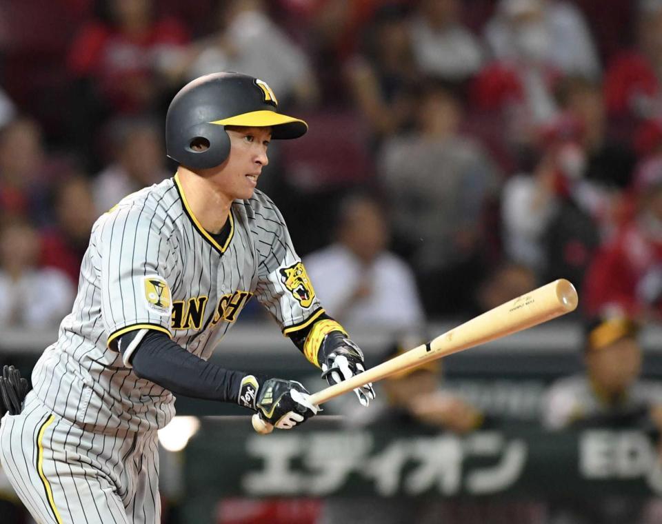 　８回、右前打を放つ近本（撮影・市尻達拡）