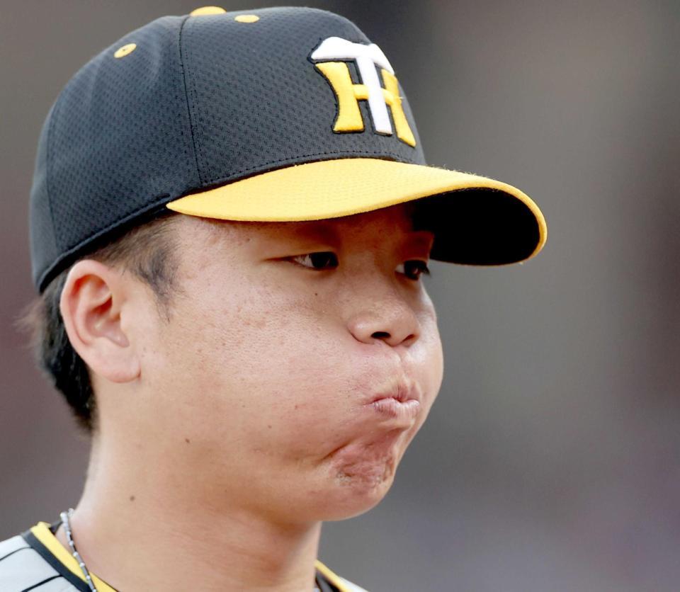 　１回、いきなり先制を許した村上は頬をふくらませながら引き揚げる