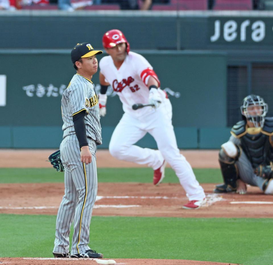 　２回、末包に二塁打を打たれる村上（撮影・立川洋一郎）