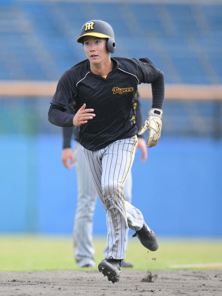 　前日の試合で死球を受けた左手にグローブをはめて走塁練習をする山田（撮影・伊藤笙子）