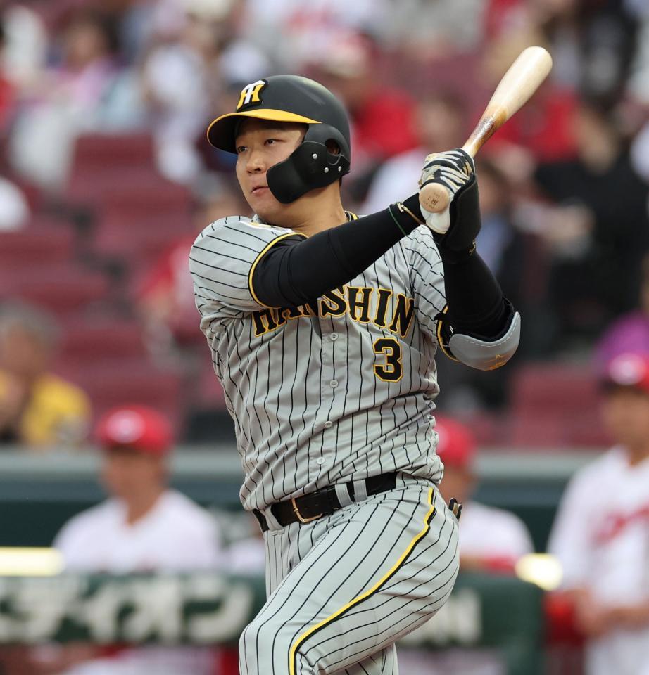 　１回、左前へ適時打を放つ大山（撮影・田中太一）