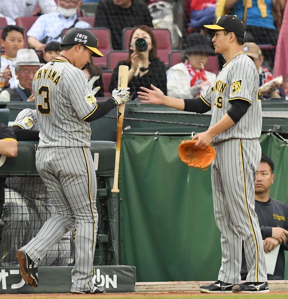 　３回、右犠飛を放った大山とタッチする大竹（撮影・市尻達拡）