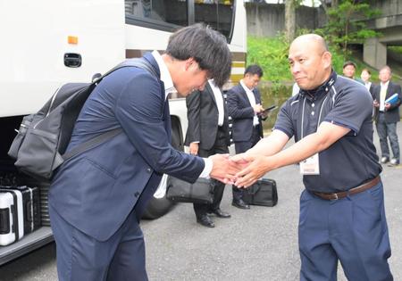　試合後、恩師・下山秀樹さん（右）と握手を交わす高橋（撮影・伊藤笙子）