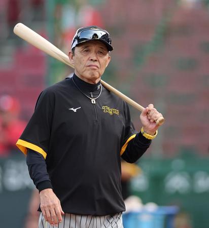 　練習を終え、引き揚げる岡田監督（撮影・田中太一）