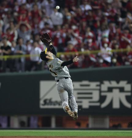 【写真】まじか！中野が思いっきりジャンプ　痛恨後逸のノイジーを救う　二塁後方の飛球を好捕