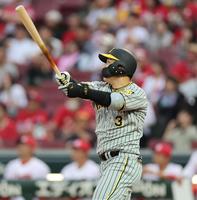 　３回、犠飛を放つ大山（撮影・田中太一）