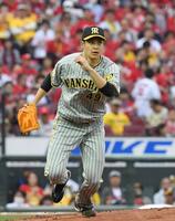 　１回、秋山の一ゴロにマウンドを駆け降りる大竹（撮影・市尻達拡）