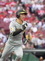 　１回、右翼線への二塁打を放った近本（撮影・市尻達拡）