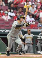 　１回、右翼線への二塁打を放った近本（撮影・市尻達拡）