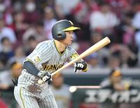 　５回、中前打を放った近本（撮影・市尻達拡）