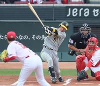 　１回、右翼線へ二塁打を放つ近本（撮影・立川洋一郎）