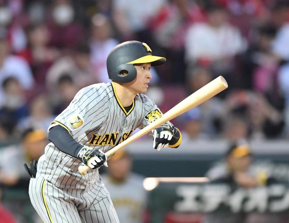 　５回、中前打を放った近本（撮影・市尻達拡）