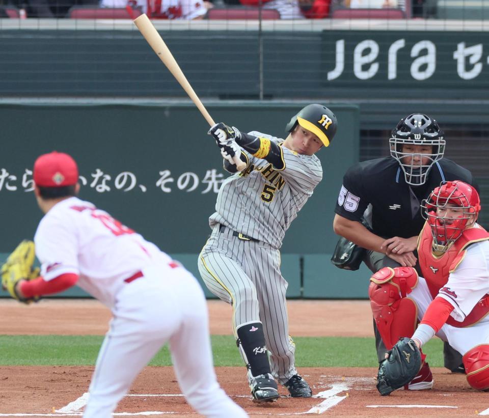 　１回、右翼線へ二塁打を放つ近本（撮影・立川洋一郎）