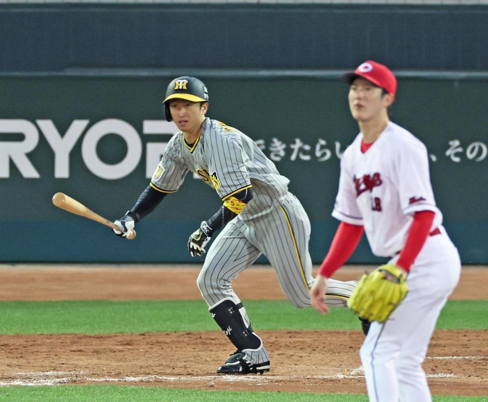 　５回、中前打を放つ近本（撮影・立川洋一郎）