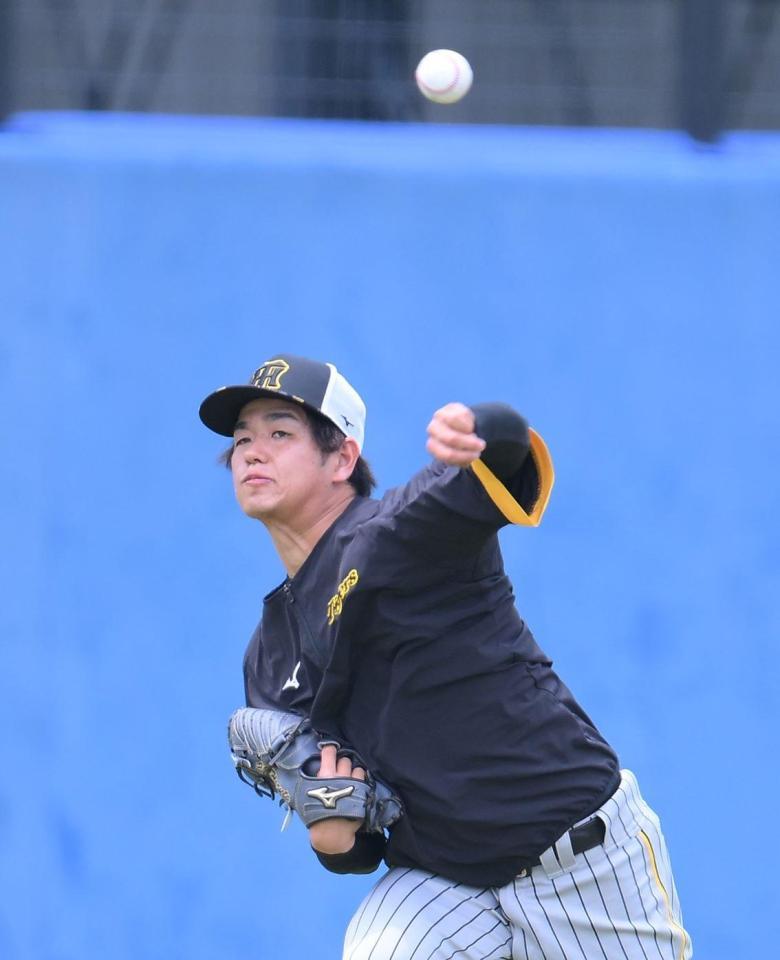 　キャッチボールをする高橋（撮影・伊藤笙子）