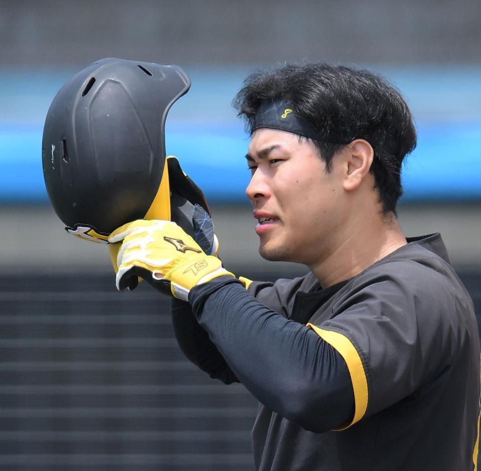 　試合前、汗を拭う佐藤輝（撮影・伊藤笙子）