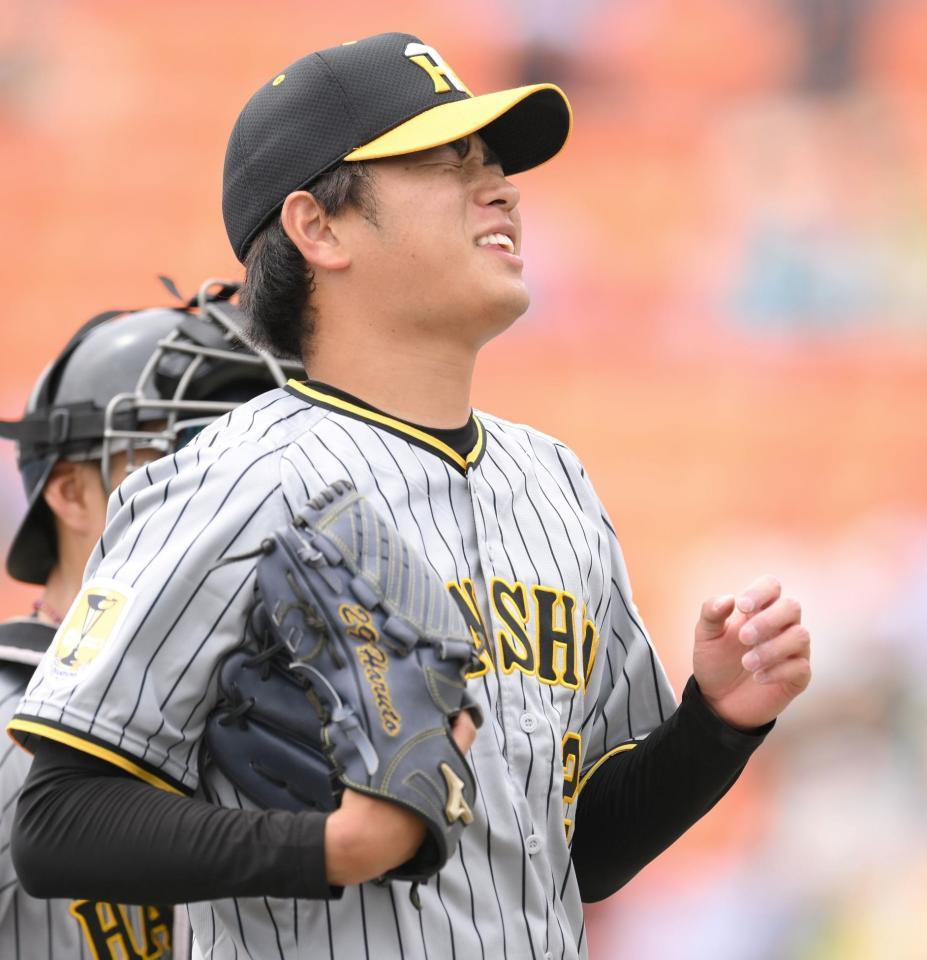 　予定の３イニングを投げ終え、ベンチへ戻る高橋（撮影・伊藤笙子）