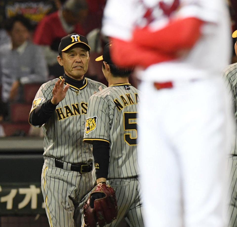 　接戦を制し、ナインとタッチを交わす岡田監督（撮影・市尻達拡）