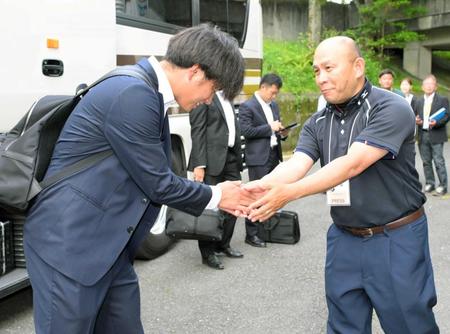 試合後、恩師・下山秀樹さん（右）と握手を交わす高橋（撮影・伊藤笙子）